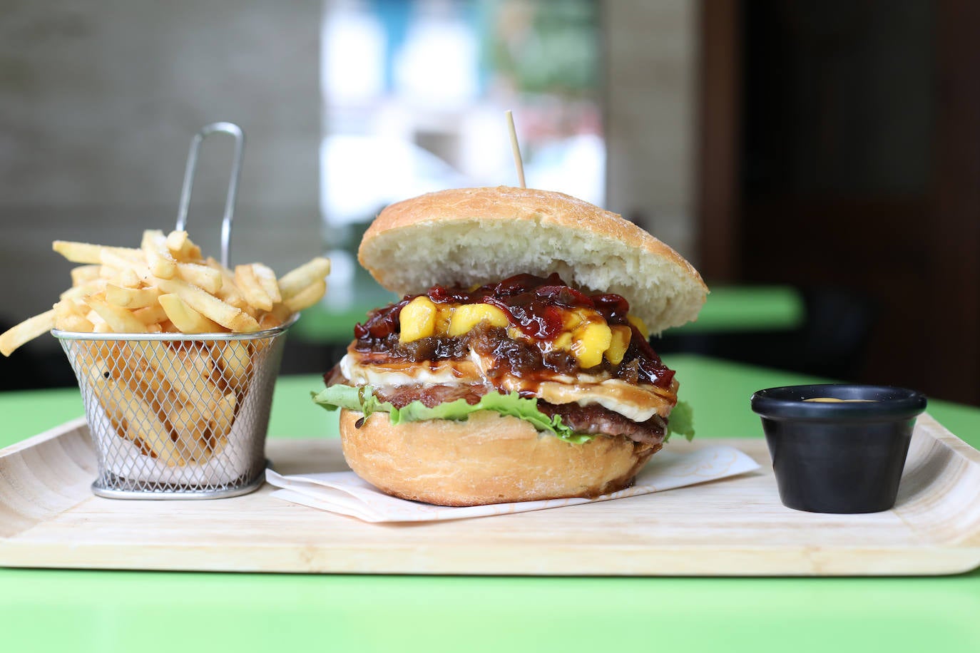 Una hamburguesa en una imagen de archivo.