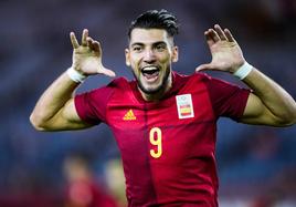 Rafa Mir celebra uno de sus goles a Costa de Marfil en los JJOO 2020