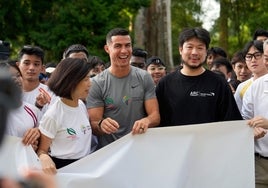 Kiat Lim (derecha) en un acto promocional en Singapur con Cristiano Ronaldo.