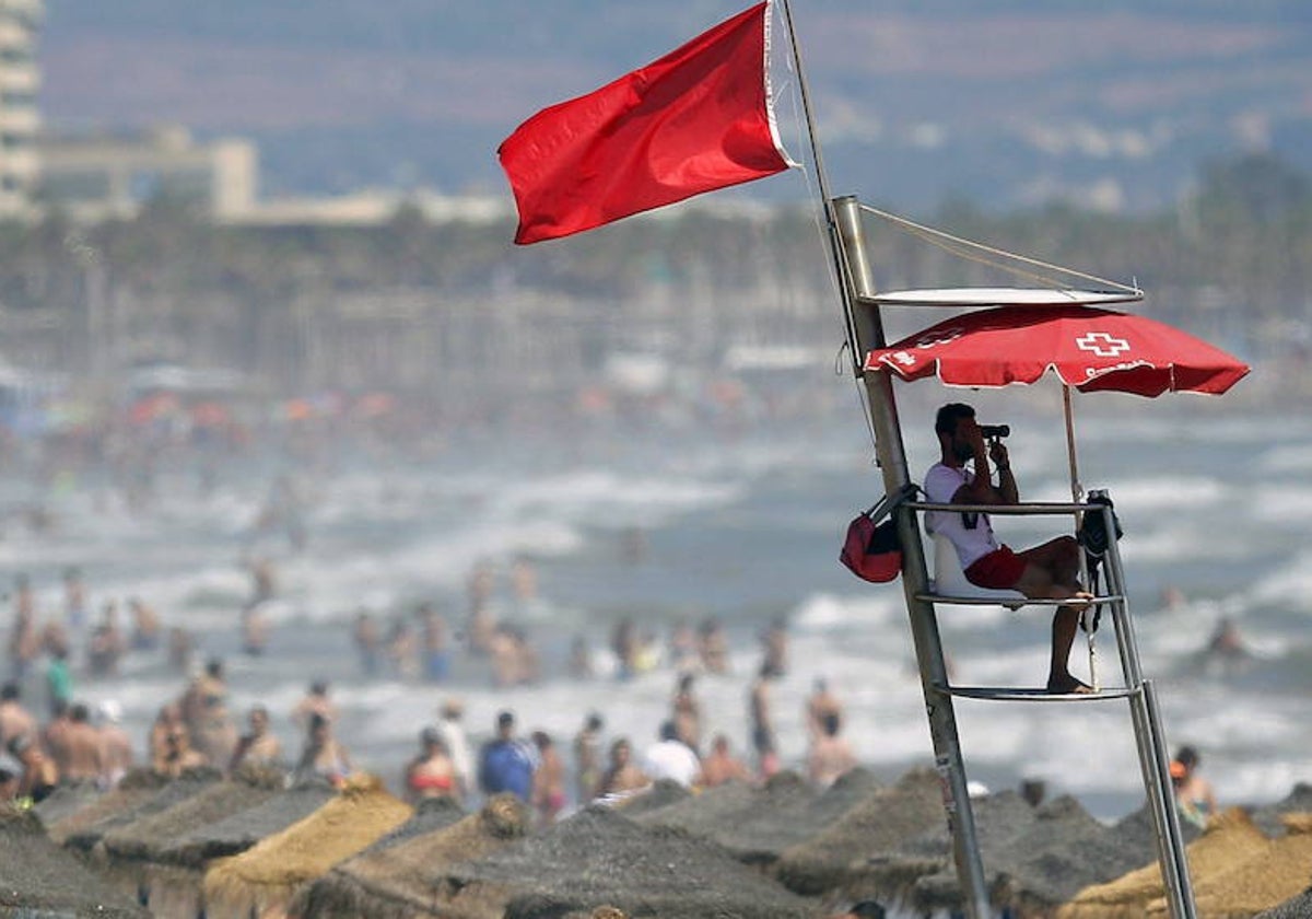 Un socorrista vigila la playa de la Malvarrosa.