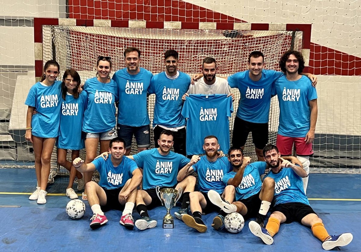 Los jugadores de Peluquería Stilos con el trofeo.