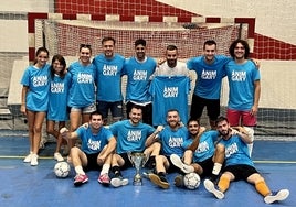 Los jugadores de Peluquería Stilos con el trofeo.