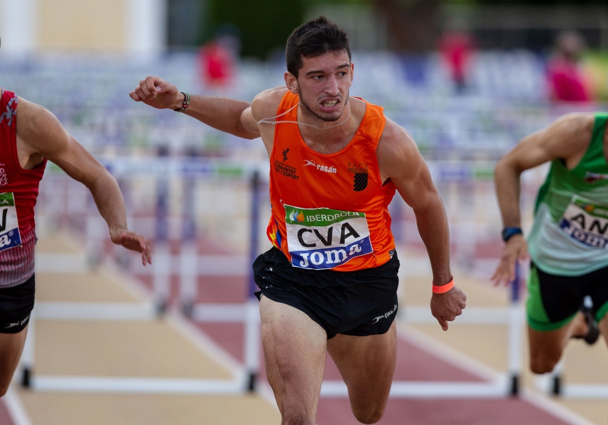 Atleta valenciano finalizando una prueba de vallas.