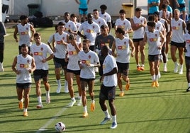 El equipo con el capitán Gayà a la cabeza durante el entrenamiento.