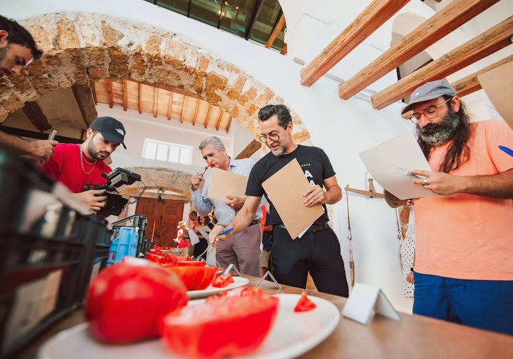 Quique Dacosta examinando los tomates participantes.