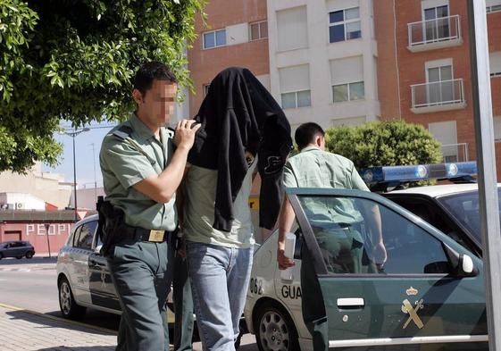 Un guardia civil traslada al juzgado de Sueca a David M.R., asesino de un jóven de 27 años y padre del hijo de Maje