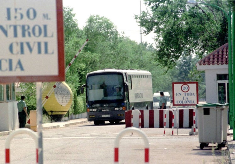 Un autobús de la Guardia Civil sale de la prisión de máxima seguridad de Herrera de La Mancha, el centro que Ferrándiz abandona este sábado 22 de julio.