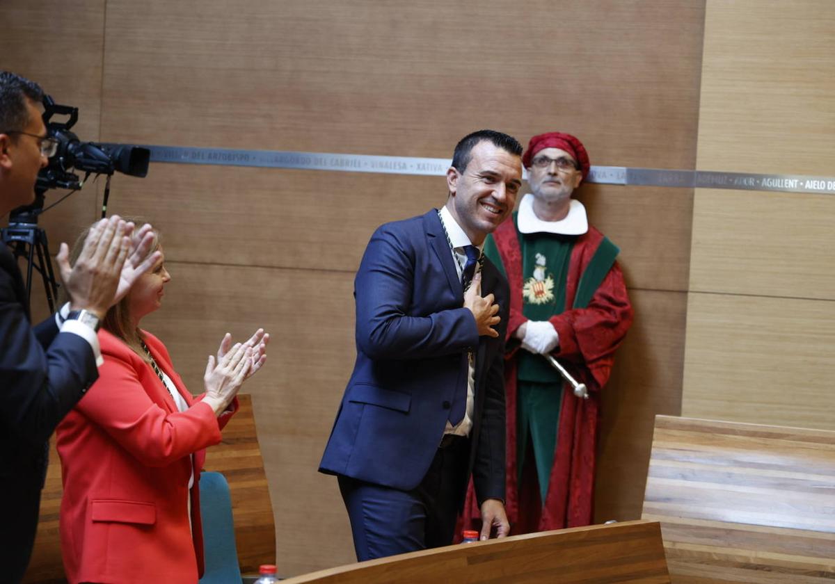 Vicent Mompó, tras recibir de Toni Gaspar la vara de mando de presidente de la Diputación.