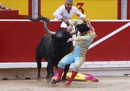 Momento de la escalofriante cogida de Rubén Pinar por un Miura este viernes en Pamplona.