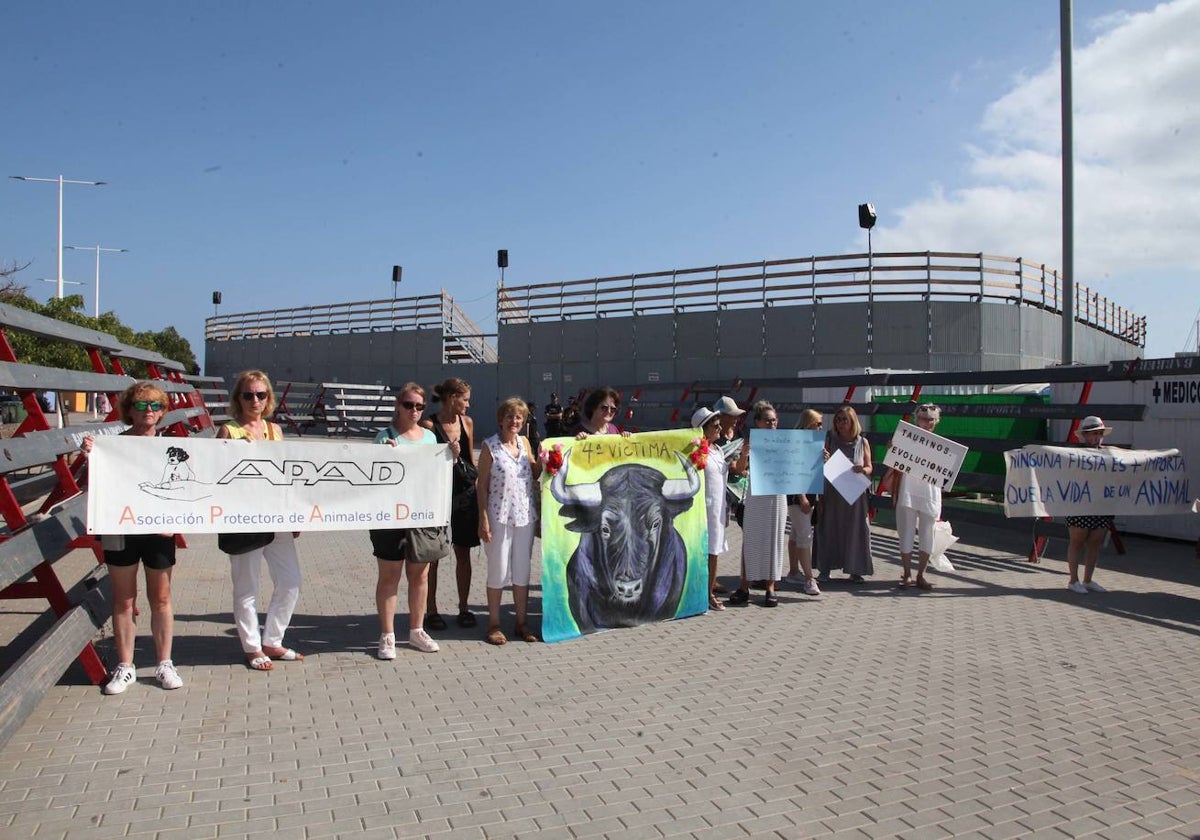 Los manifestantes, con la plaza de toros al fondo.