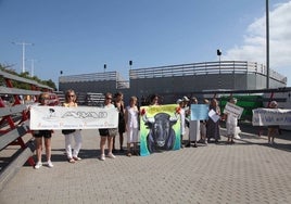 Los manifestantes, con la plaza de toros al fondo.