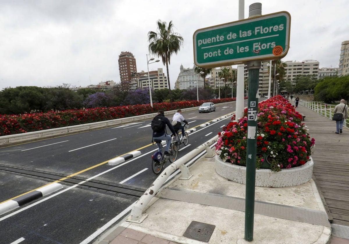 Puente de las Flores que une el barrio de Exposición con Porta de la Mar.