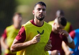 Rafa Mir, en un entrenamiento con el Sevilla.