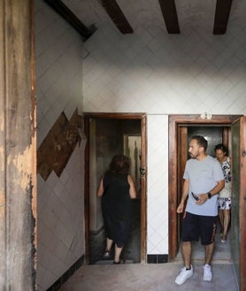 Imagen secundaria 2 - Interior de algunas de las plantas bajas que se subastan en el Cabanyal. 