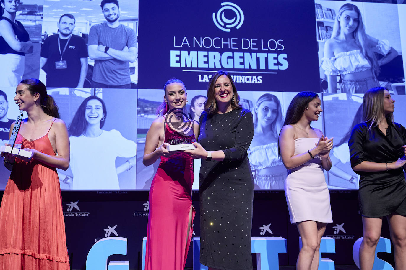 La alcaldesa de Valencia entrega el premio a Nuria Adraos.