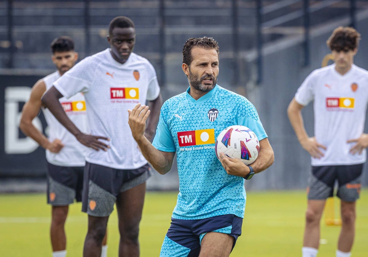 Rubén Baraja, durante un entrenamiento del Valencia en Paterna.