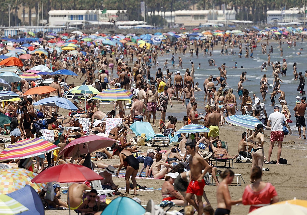 Aspecto que presentaba ayer la playa de la Malvarrosa.