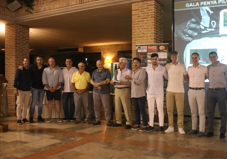 Los directivos de la Penya posan con el artesano Joaquín Ruiz.