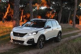 Peugeot 3008 hibrido en una imagen de archivo