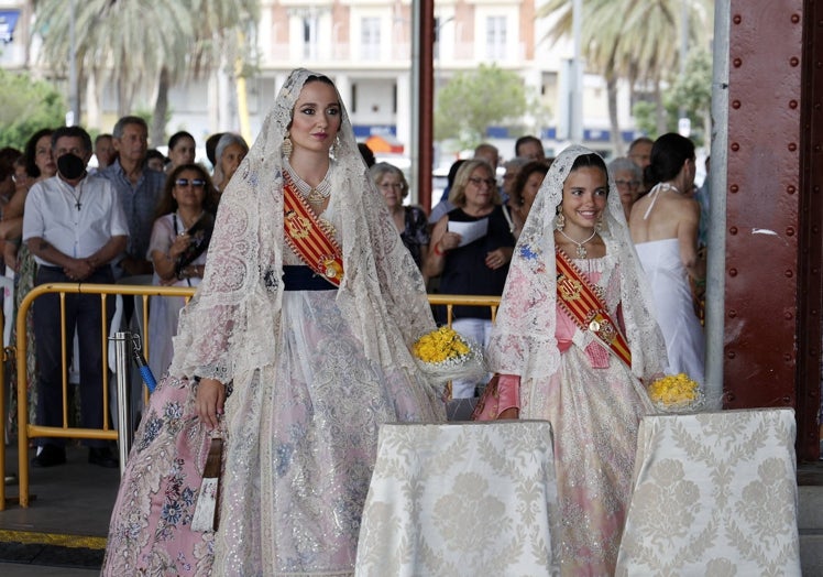 Las falleras mayores de Valencia, Laura Mengó y Paula Nieto, durante la misa.