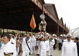La Virgen del Carmen, a hombros de marineros, en un momento de la celebración.