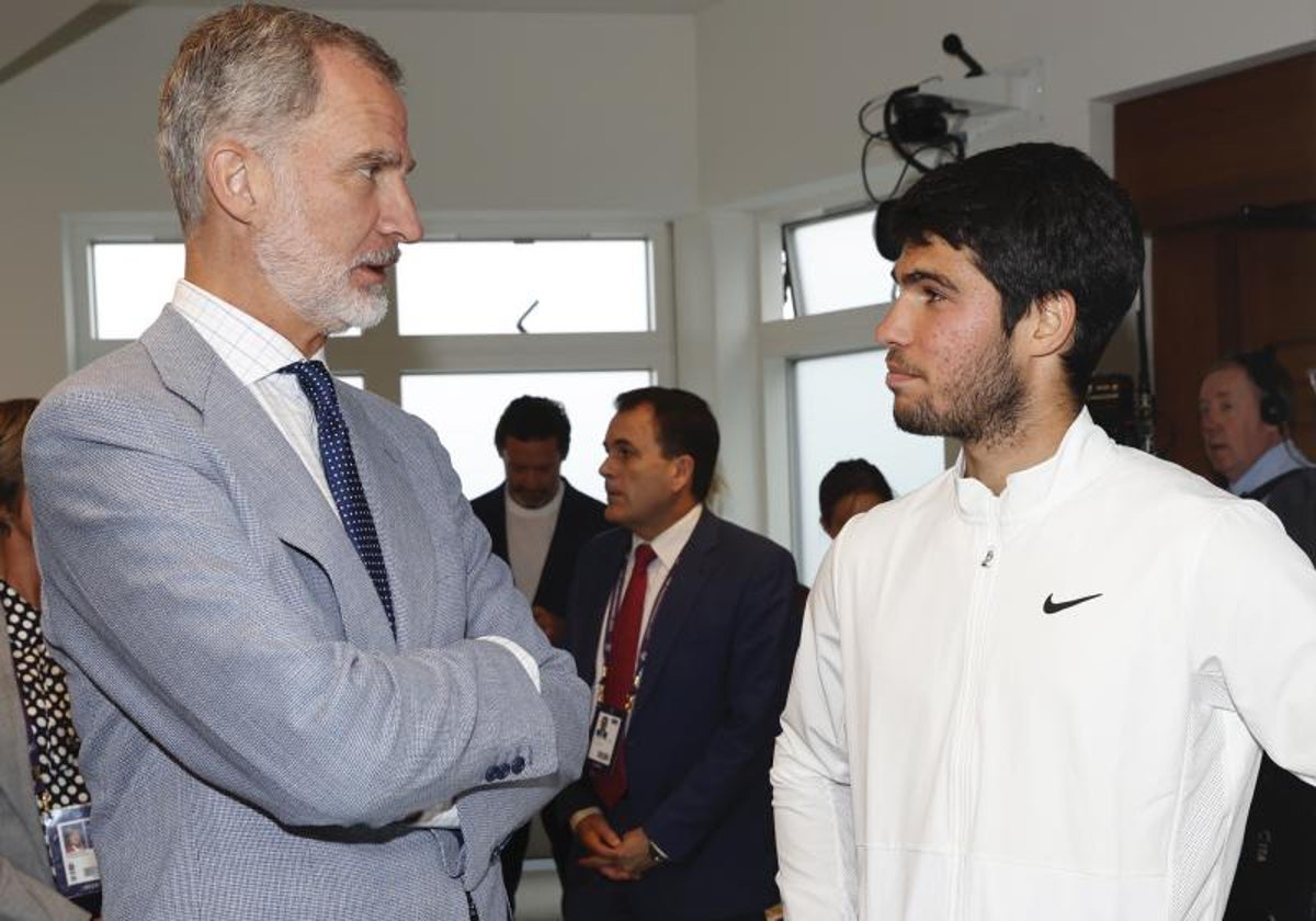 Carlos Alcaraz, felicitado por el rey Felipe VI tras su victoria.