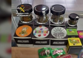 Algunos de los productos derivados del cannabis intervenidos por la Guardia Civil.