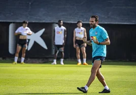 Rubén Baraja da instrucciones durante un entrenamiento del Valencia en Paterna.