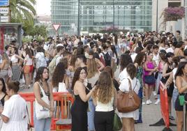 Cientos de aspirantes hacen cola en Feria Valencia para participar en el casting de OT.