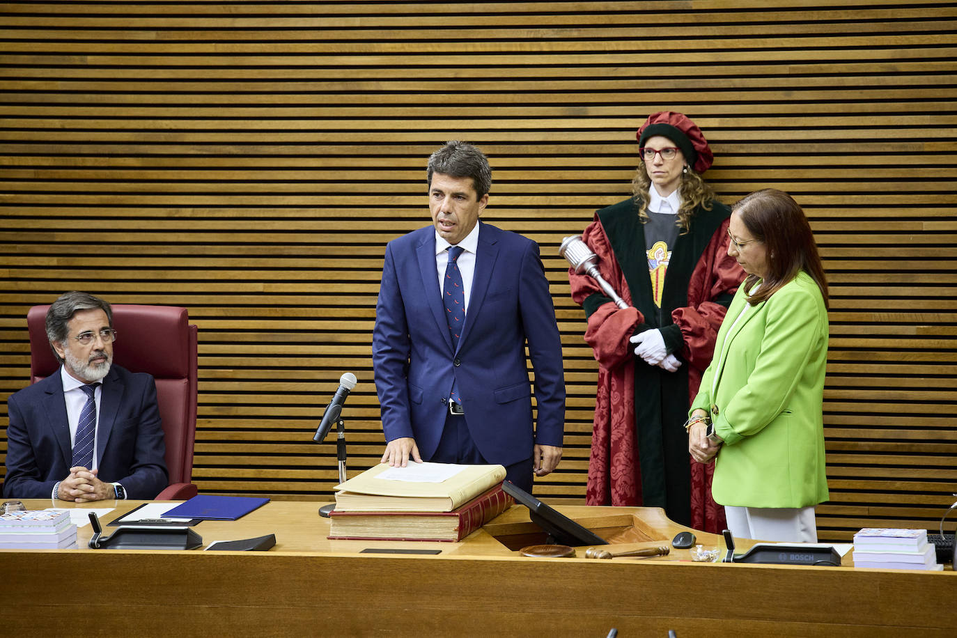 Así ha sido la toma de posesión de Carlos Mazón como presidente de la Generalitat