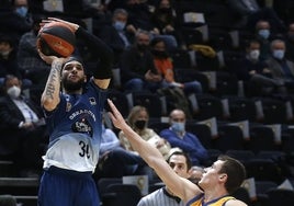 Robertson lanza durante un partido contra el Valencia Basket.