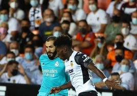 Yunus pelea un balón con Benzema en el partido Valencia-Real Madrid de Mestalla.