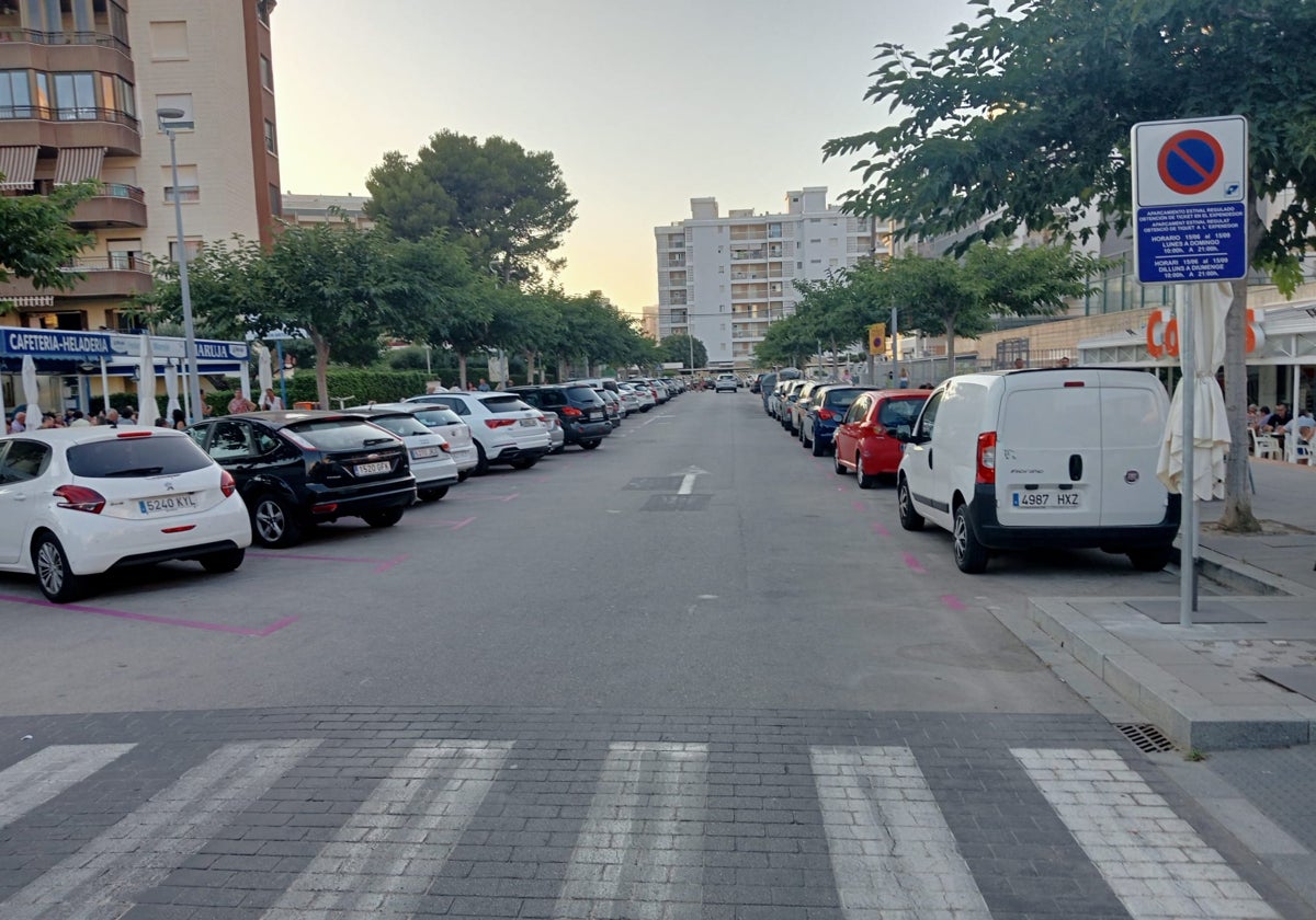 Calle Formentera de la playa de Gandia, donde hay que pagar por aparcar.