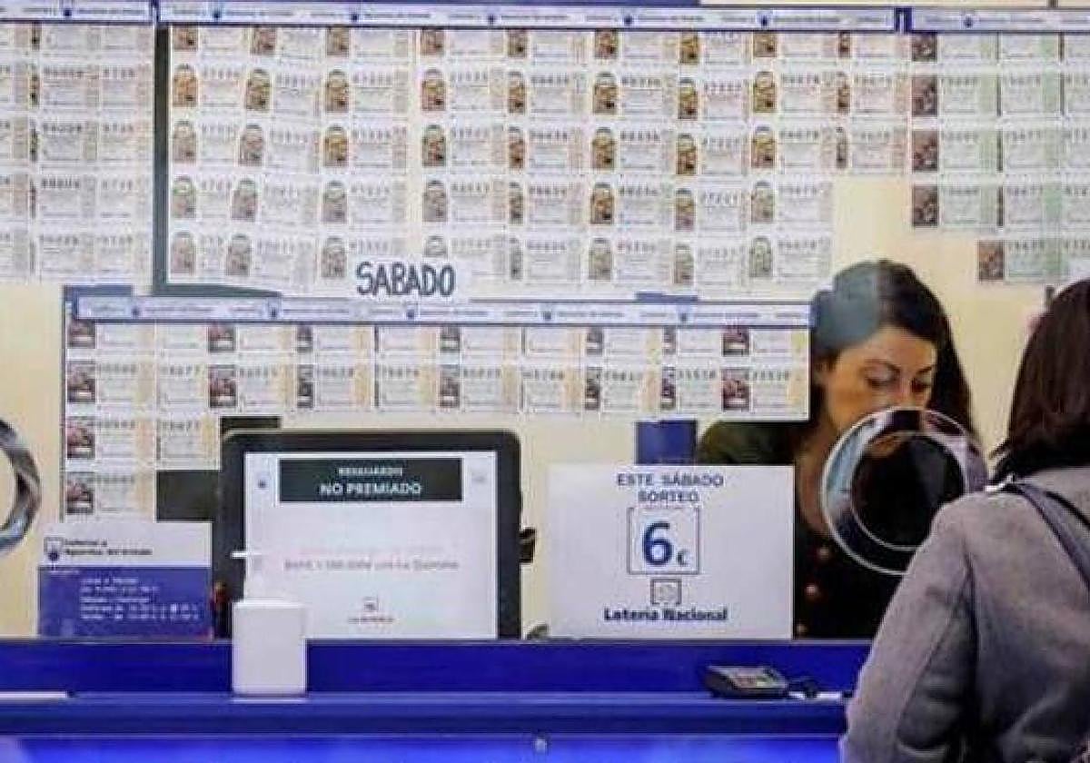 Varios apostantes en una administración de Loterías y Apuestas del Estado