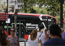 Uno de los nuevos autobuses eléctricos de la EMT, circulando por Valencia.