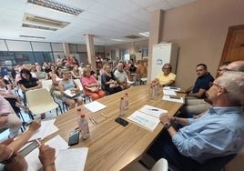 El concejal del área de Mercados, Santiago Ballester, en la reunión con los vendedores del mercado del Cabanyal.