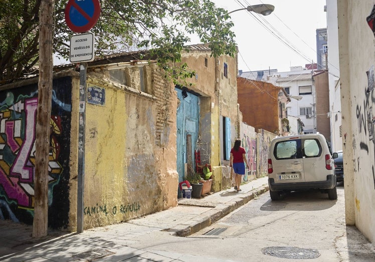Entrada a la calle Yáñez, tomada por los okupas.