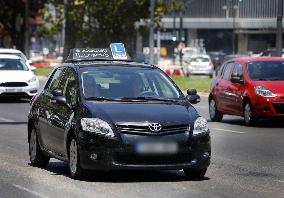 Imagen de un coche de autoescuela que circula por Valencia