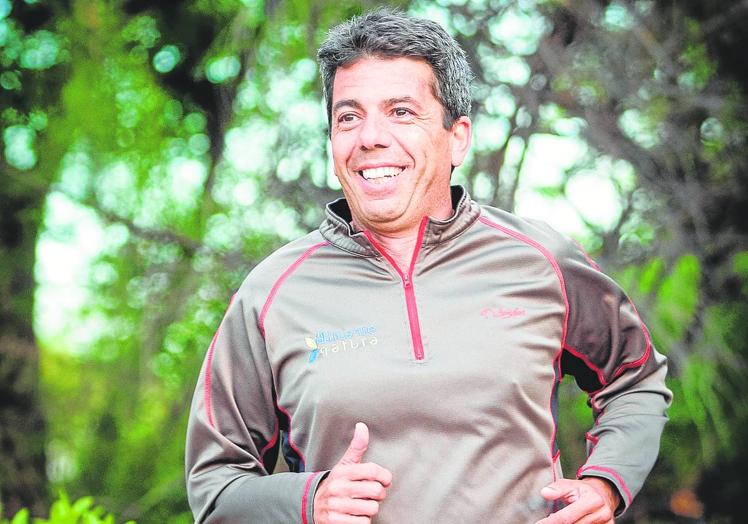 Imagen principal - Running. Por el viejo cauce del Túria, en una de sus habituales salidas de buena mañana. | En la Cámara. Junto al Consul Honorario de Uganda en España, Santiago Jiménez, en 2014. | Villena. Filà de moros nuevos, en 2022. 