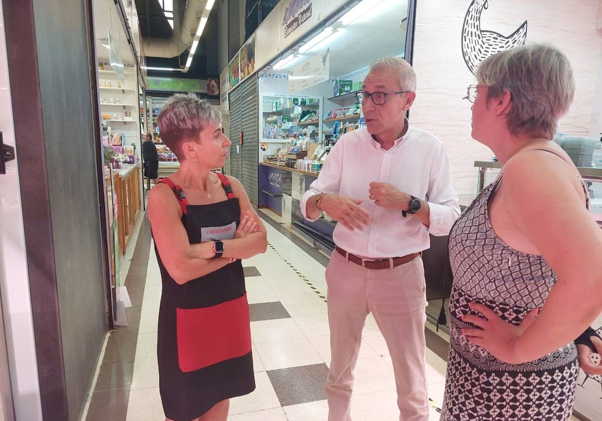 El concejal de Bienestar Social, Cultura y Mercados, Santiago Ballester, con comerciantes del mercado de Algirós.