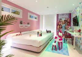 El único hotel de Europa que tiene una habitación tematizada de Barbie está en la localidad de Ibi.