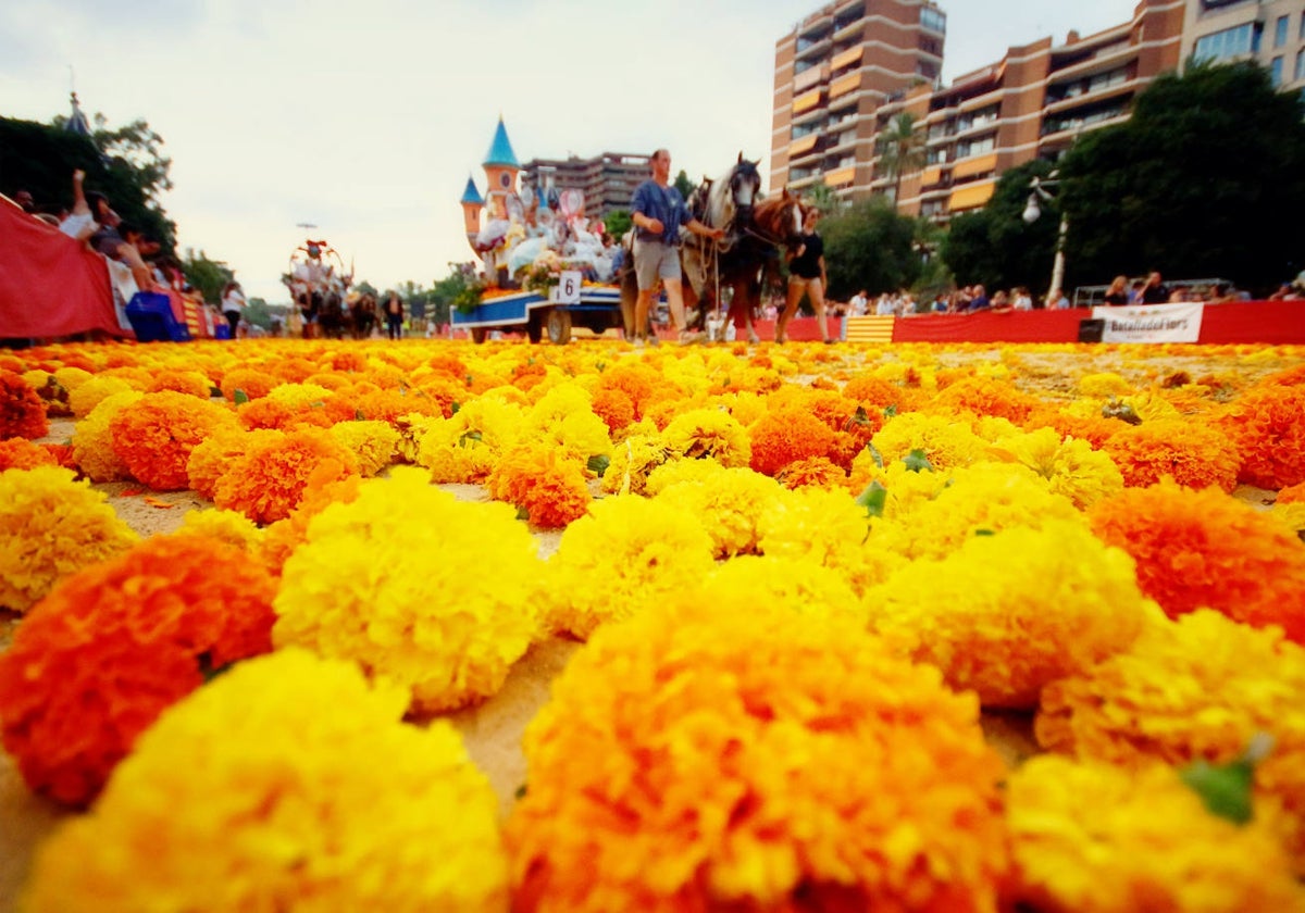 Clavellones empleados en una Batalla de Flores, en la Alameda.