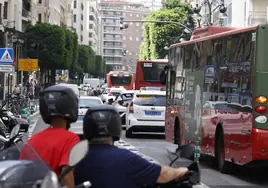 Atasco en la calle Colón, con el paso de autobuses, taxis y tráfico privado.