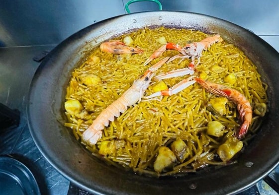 Fideuà de Gandia preparada por El Hogar del Pescador de Gandia.