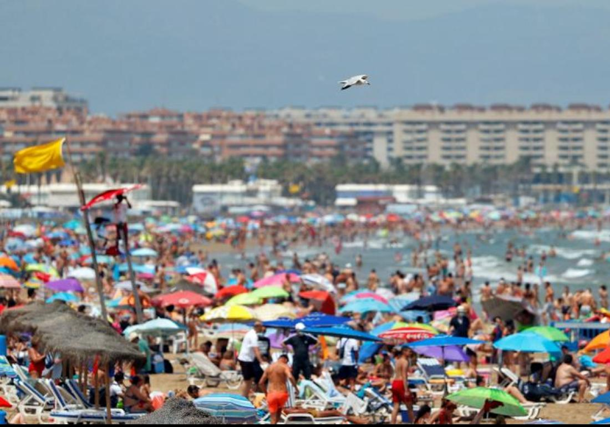 La playa de la Malvarrosa durante el período estival. Imagen de archivo