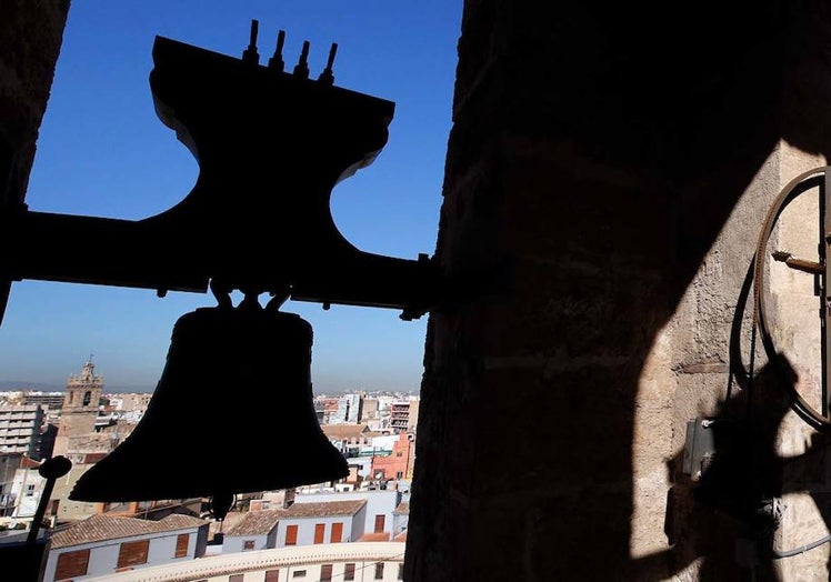 Imagen principal - La intención es que la torre campanario vuelva a contar con seis campanas después de más de cien años.