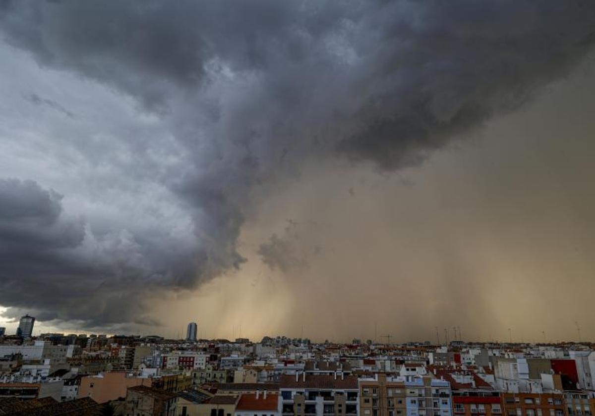 La lluvia ha regresado a Valencia.