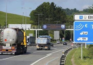 Los vehículos que tendrán que pagar peajes por usar las autovías: lo que el Gobierno le prometió a Bruselas