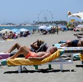 El truco del cubo y la sábana que triunfa en TikTok para disfrutar de un día de playa sin arena