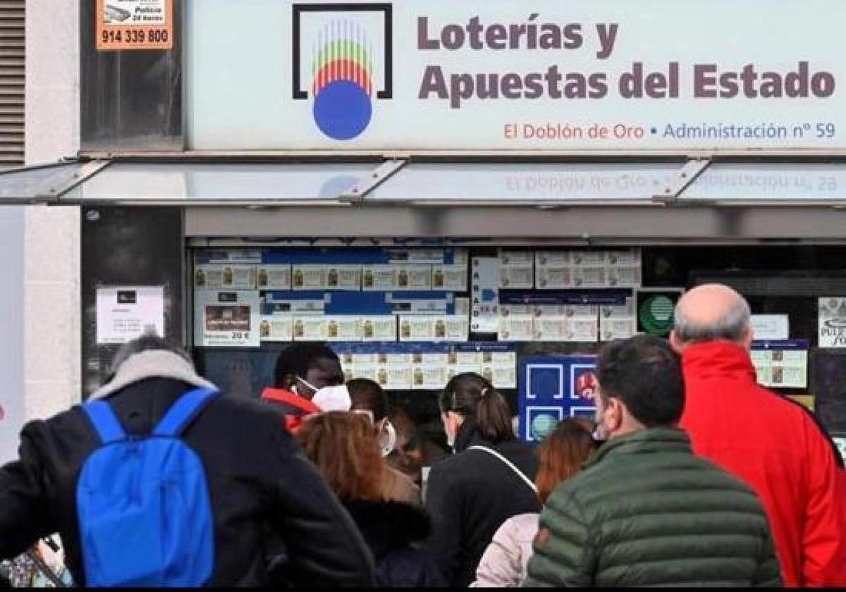 Varias personas esperan en una administración de Loterías y Apuestas del Estado